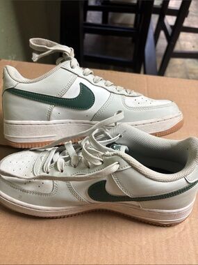 Nike Low-Top Sneakers in Cream with Dark Green Swoosh
